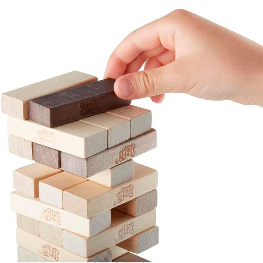 Jenga-spel med rustika träklossar för familjens skoj