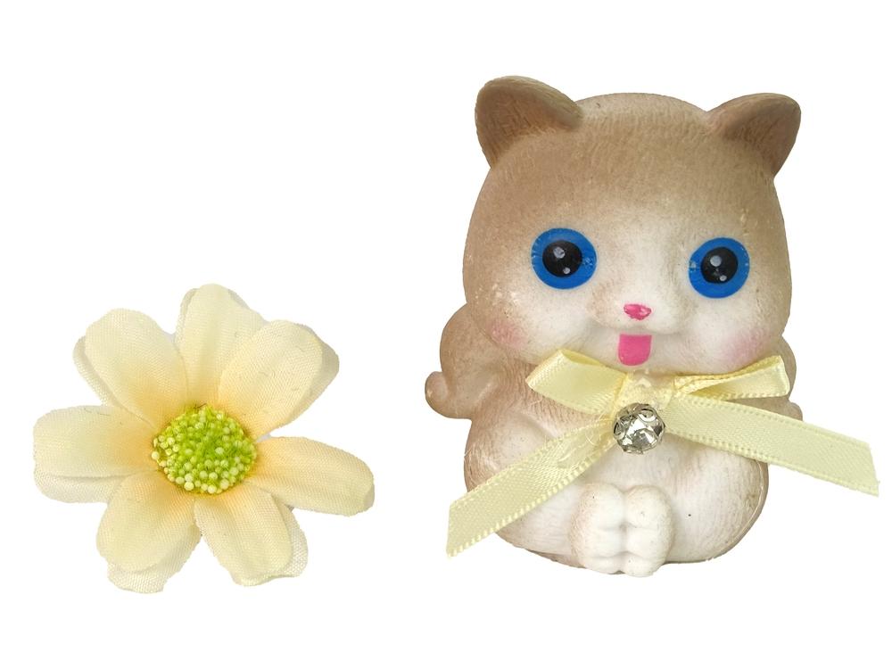 Emily Doll Set: Långt hår, grön klänning, kattunge och blomma