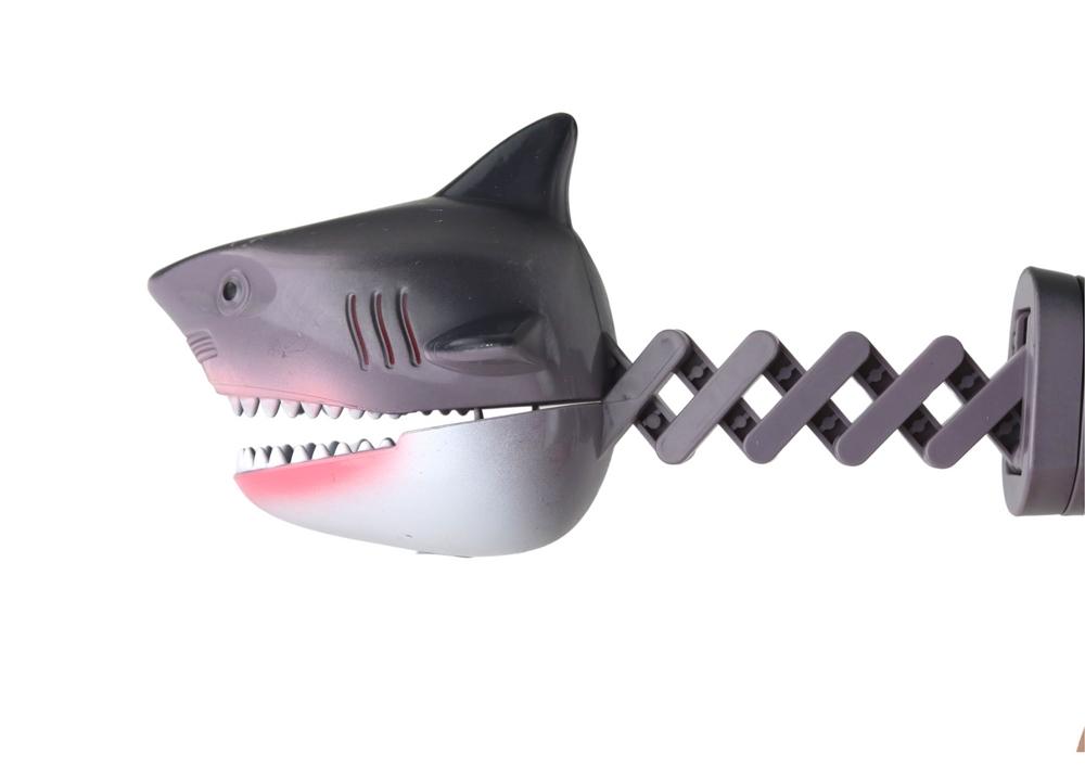 Fjederbelastet Grey Shark Toy: Interaktiv bid sjov!