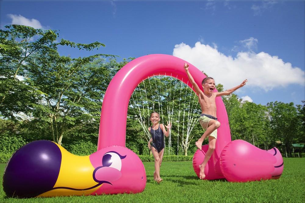 Giant Flamingo oppustelig sprinkler til udendørs sjov