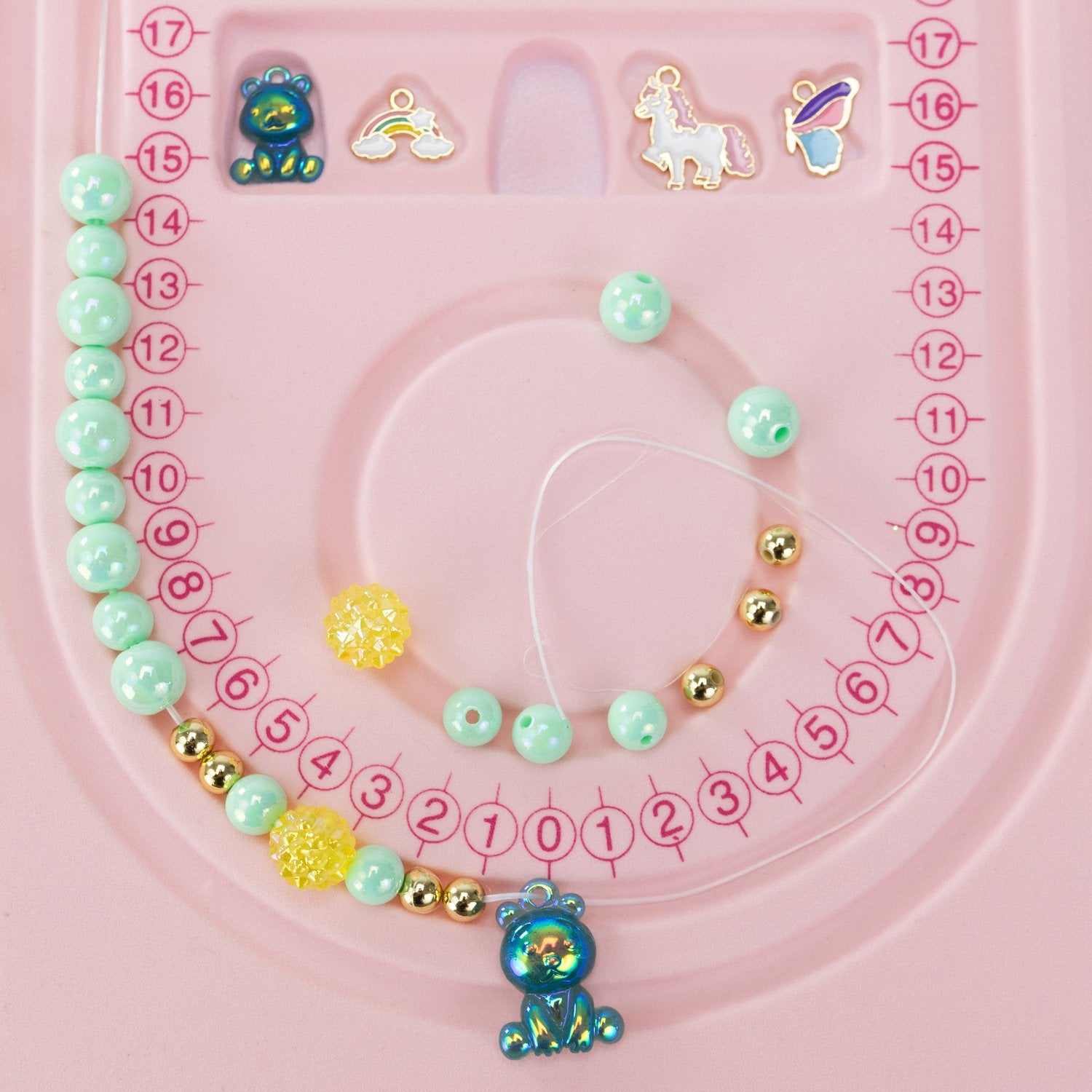 Smyckesset: 600 pärlor, berlocker och band