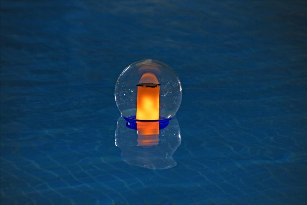 Solcelledrevet pool kemikaliedispenser med LED lys